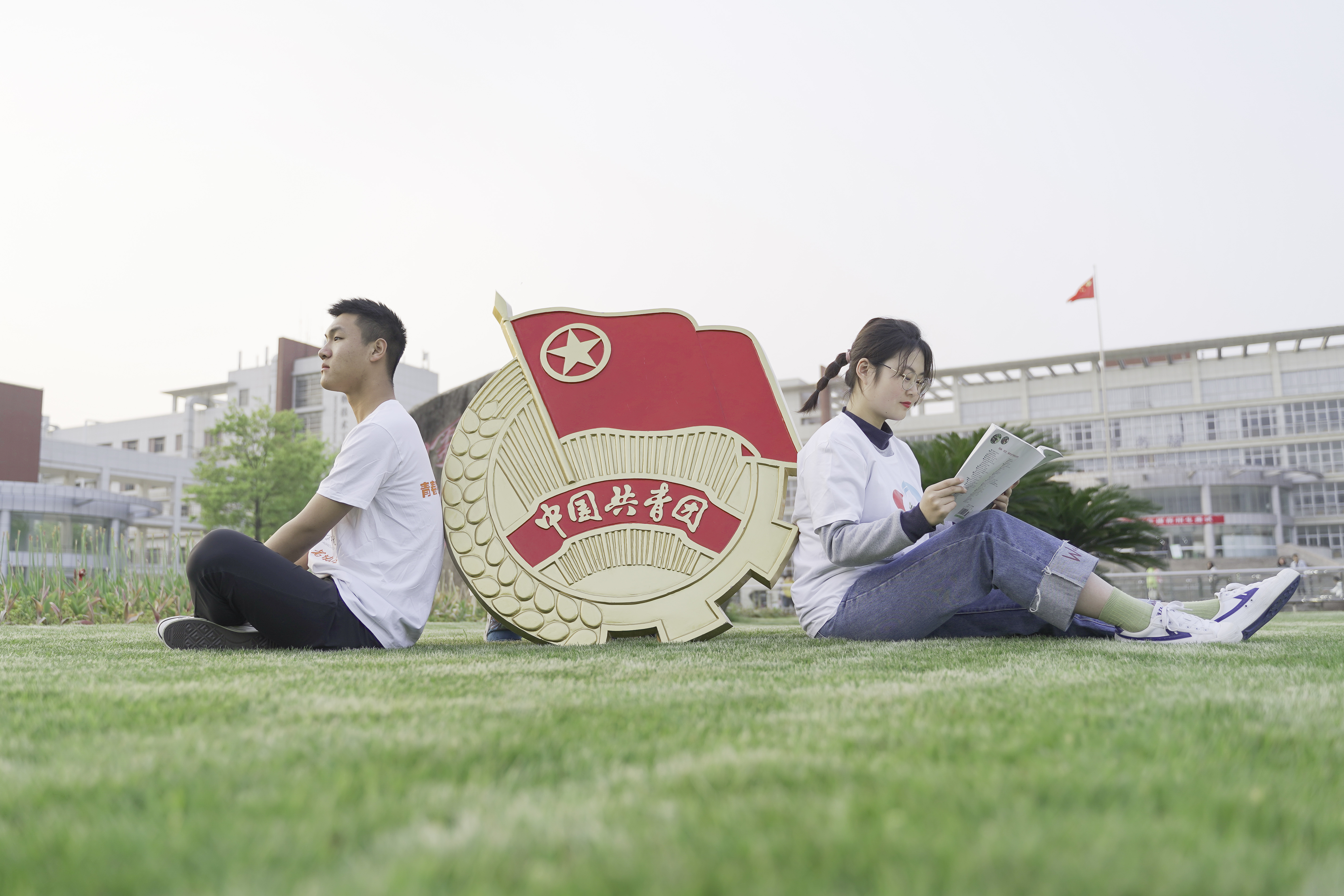 团委开展我的青春我的团我与团旗团徽共合影活动