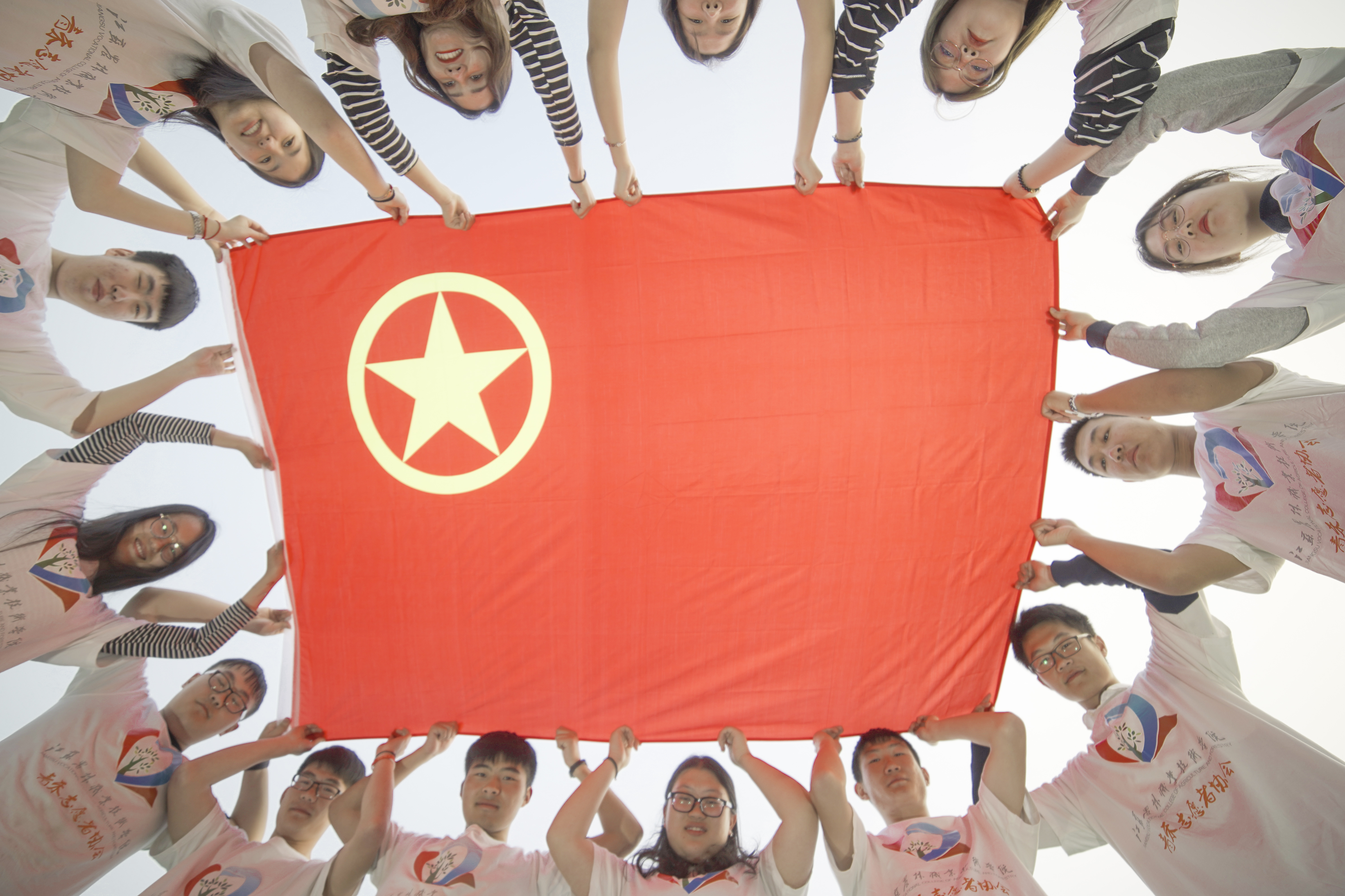 团委开展我的青春我的团我与团旗团徽共合影活动