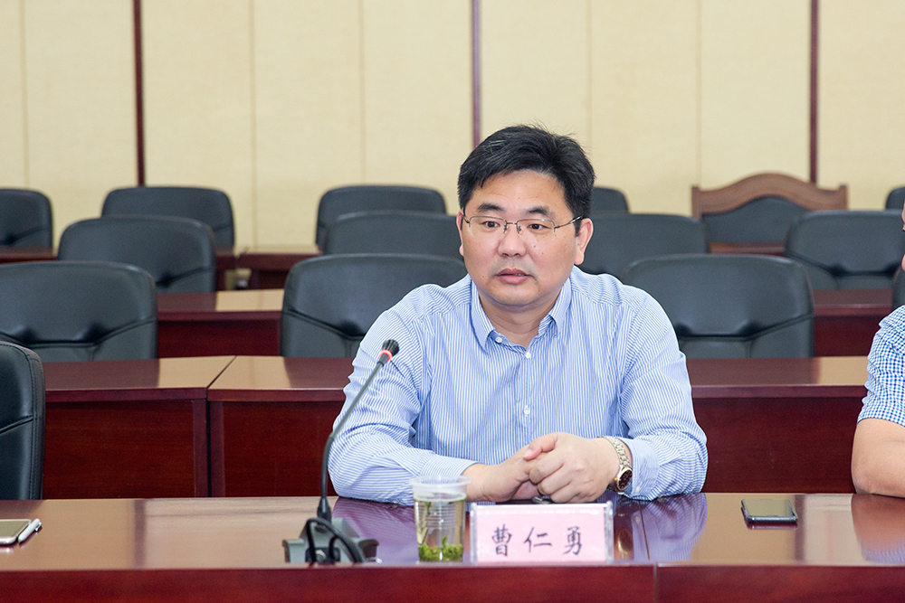 李廷祥副书记介绍了海南州的基本情况,总结了前期与我院在基层干部