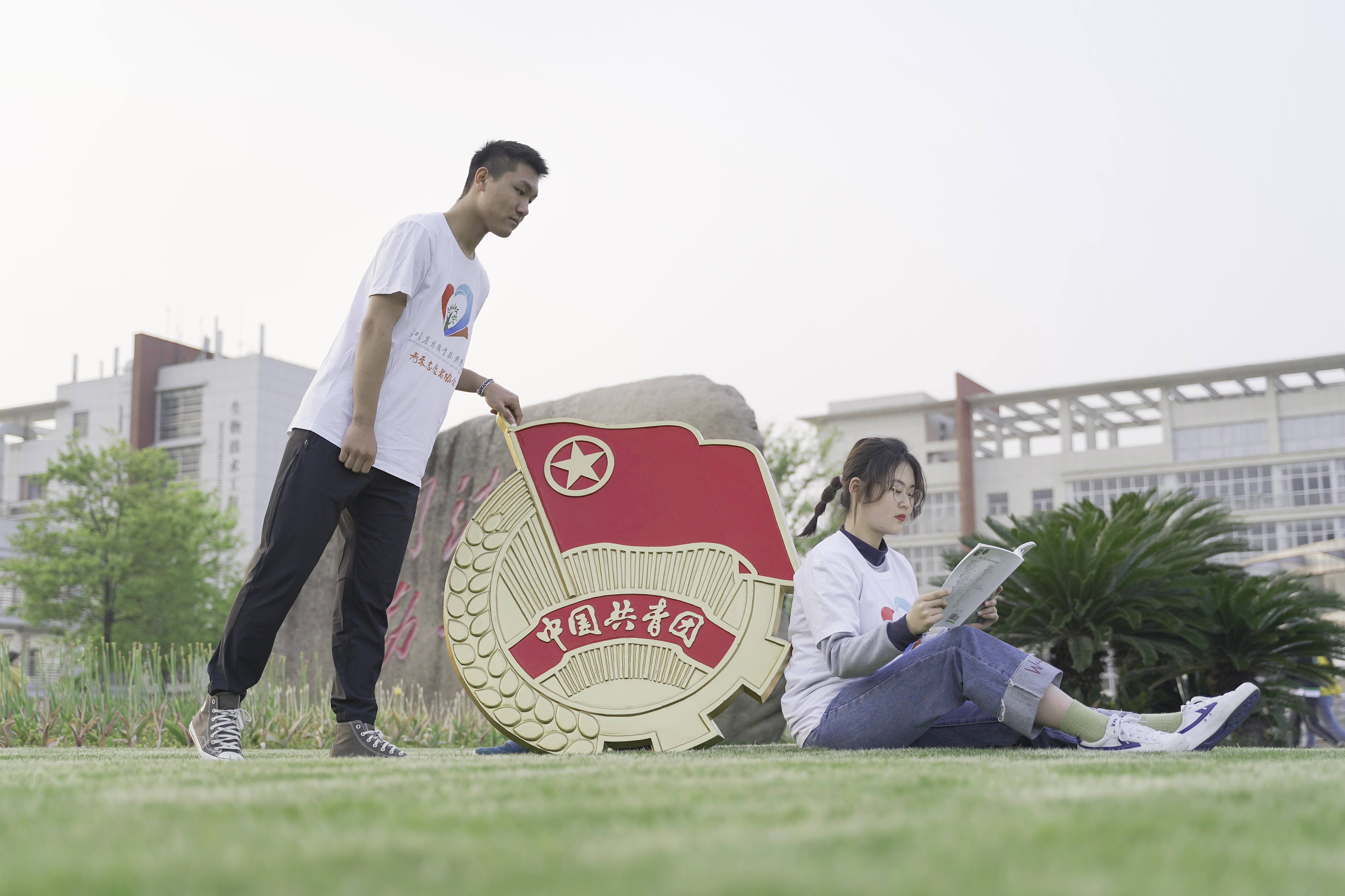 团委开展我的青春我的团我与团旗团徽共合影活动